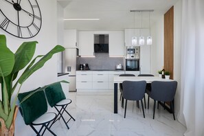 Een koelkast, een microgolfoven, een oven, een kookplaat