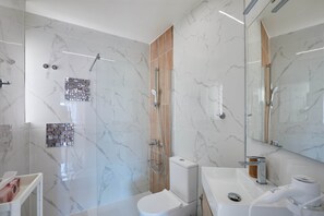 Hiustenkuivaaja, pyyhkeet, saippua, sampoo