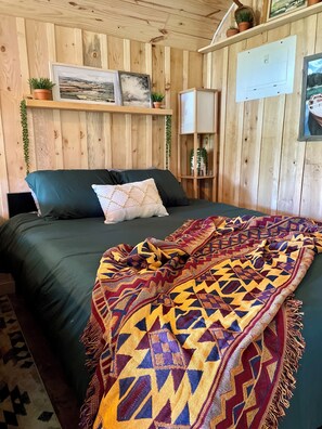 1 bedroom, bed sheets