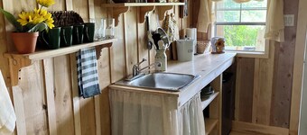 2. Cozy Tiny Home with fire pit On the farm