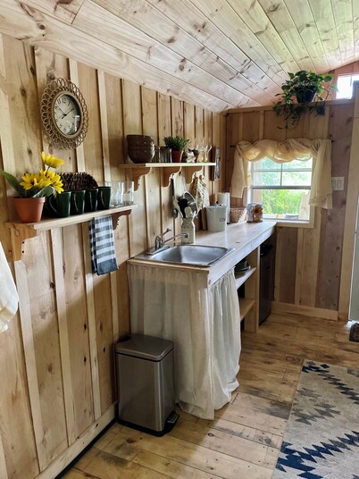 2. Cozy Tiny Home with fire pit On the farm