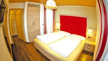 3 habitaciones, muebles diferentes y ropa de cama