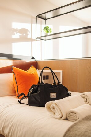 SIGNATURE STUDIO (small double bed) | Free WiFi, bed sheets