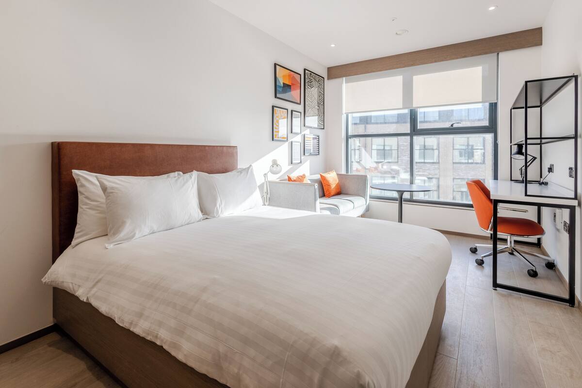 SUPERIOR STUDIO (large double bed) | WiFi (free), bed sheets