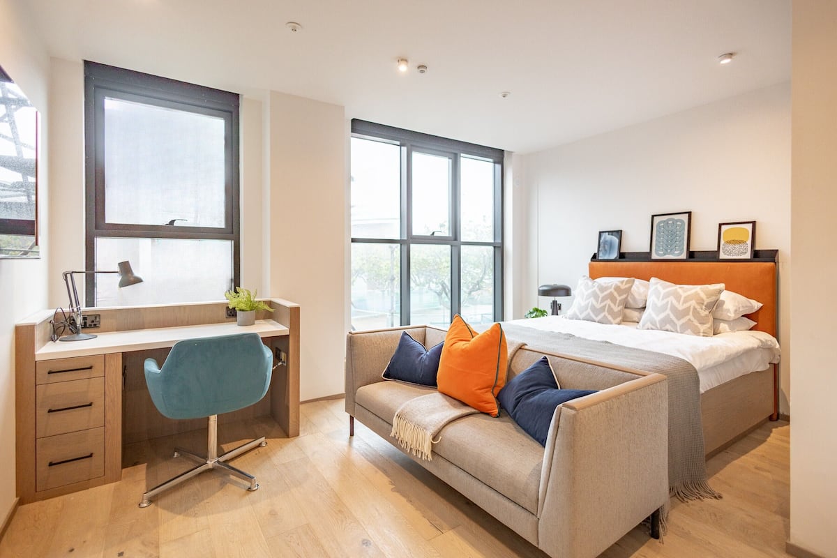 Large King Studio | 4 bedrooms, free WiFi, bed sheets