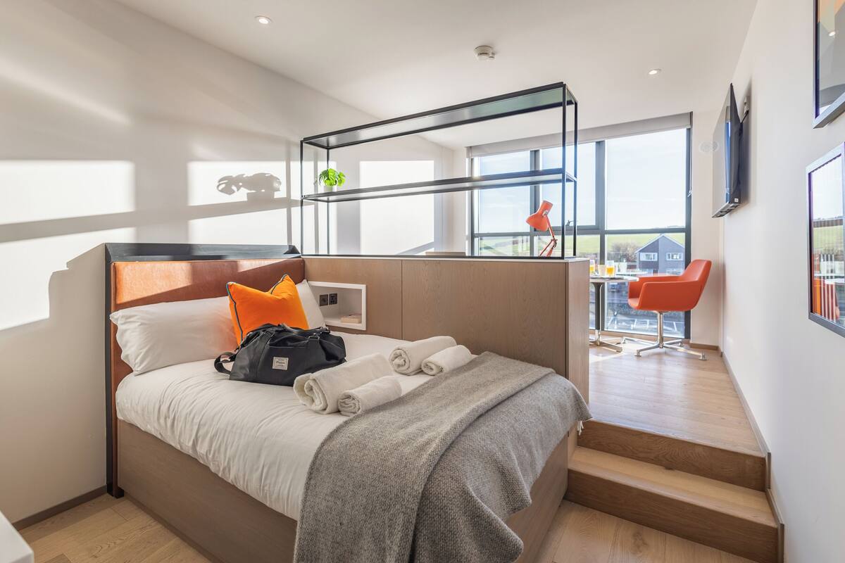 SIGNATURE STUDIO (small double bed) | WiFi (free), bed sheets