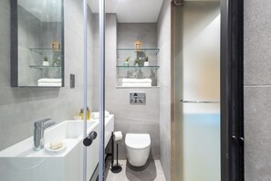 Ducha, artículos de tocador gratuitos, secador de pelo, toallas