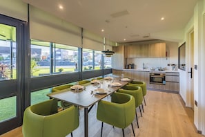 Four Bedroom Apartment | Khu phòng khách | Smart TV