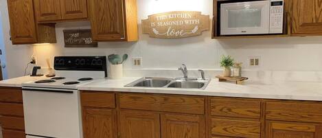 Réfrigérateur, micro-ondes, four, plaque de cuisson