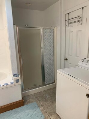 Hårføner, håndklær, såpe og sjampo