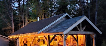 Escape with 7 seat HotTub and Couples Cold Plunge Sleeps 10
South Algonquin