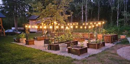 Escape with 7 seat HotTub and Outdoor Entertainment Sleeps 6
South Algonquin