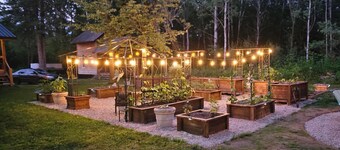 Escape with 7 seat HotTub and Outdoor Entertainment Sleeps 6
South Algonquin