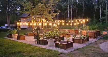 Escape with 7 seat HotTub and Outdoor Entertainment Sleeps 6
South Algonquin