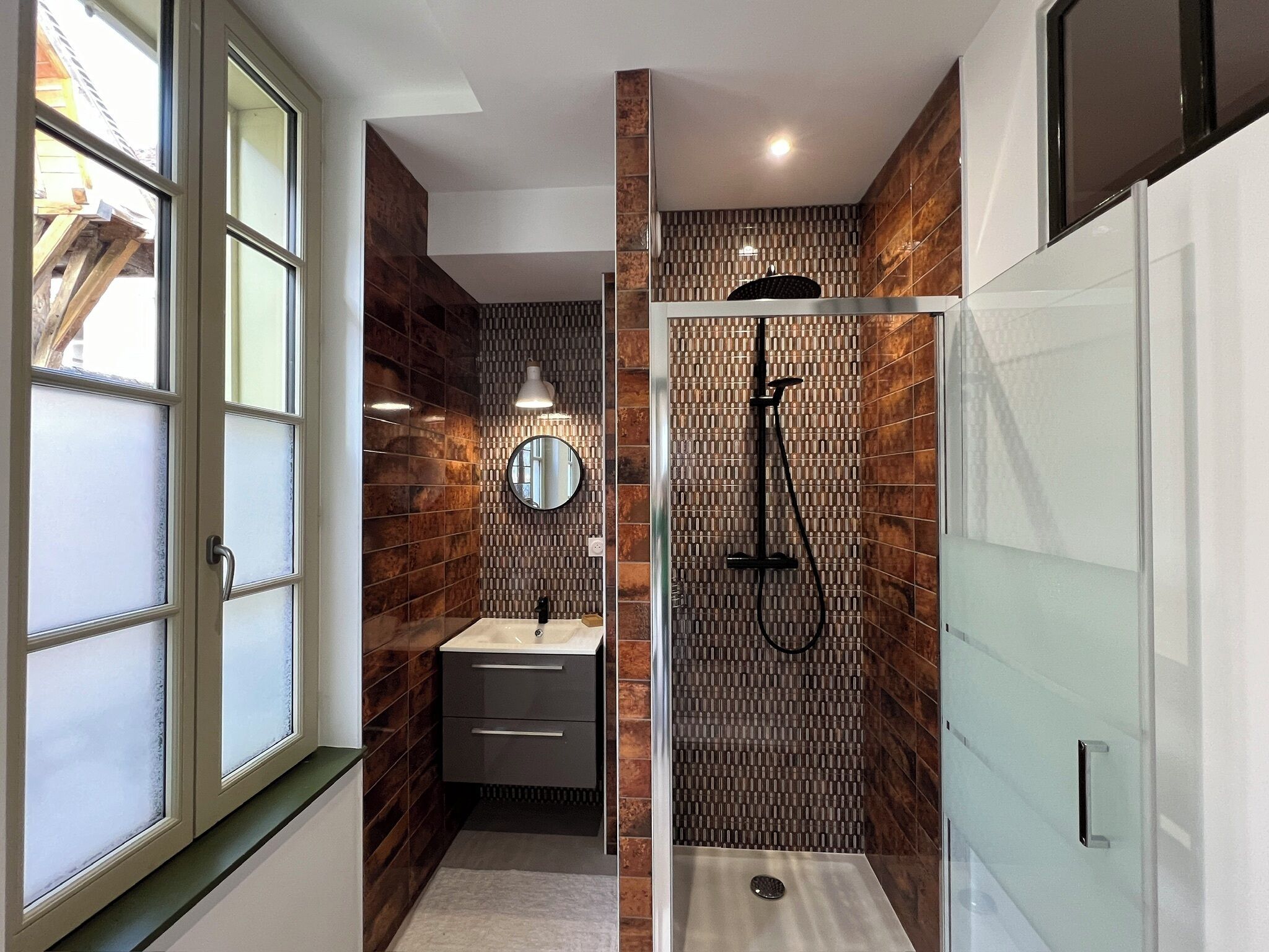 Regadera, secadora de cabello, toallas, jabón 