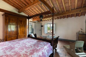 5 bedrooms, iron/ironing board, travel cot