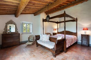 5 bedrooms, iron/ironing board, travel crib