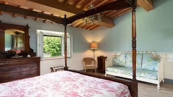 5 bedrooms, iron/ironing board, travel crib