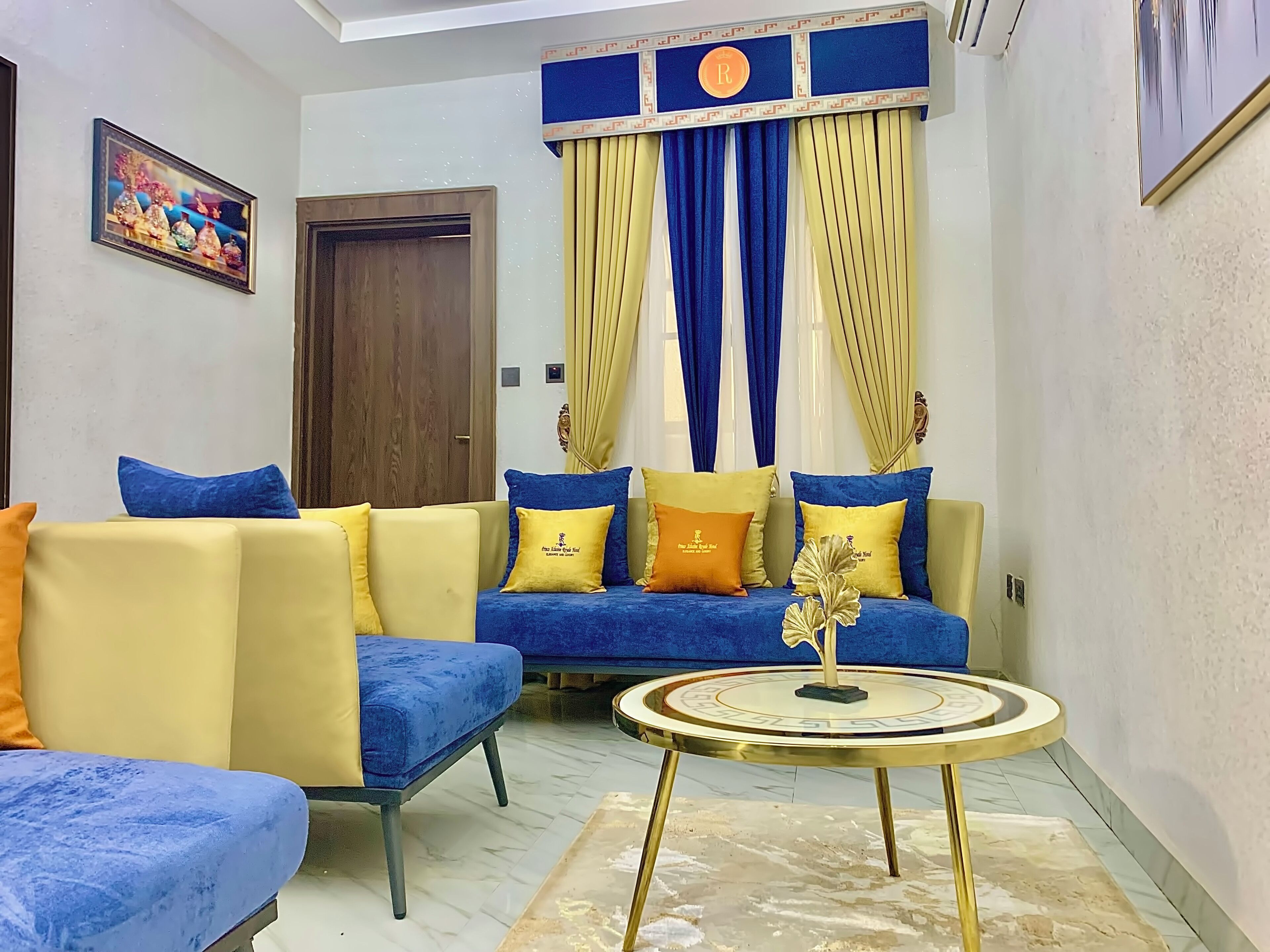 Exclusive-Suite, 1 Schlafzimmer | Wohnbereich | 40-Zoll-Smart-TV mit Kabelempfang