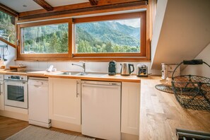 Een koelkast, een oven, een vaatwasser, een koffiezetapparaat/waterkoker