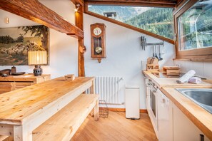Een koelkast, een oven, een vaatwasser, een koffiezetapparaat/waterkoker