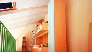 A room with a loft bed, a ladder, and a green railing. - Residence Oasi del Viandante, Dervio (Dervio)