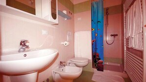 A bathroom with a sink, toilet, bidet, and shower. - Residence Oasi del Viandante, Dervio (Dervio)