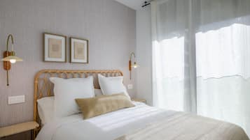 1 dormitorio, tabla de planchar con plancha, wifi y ropa de cama