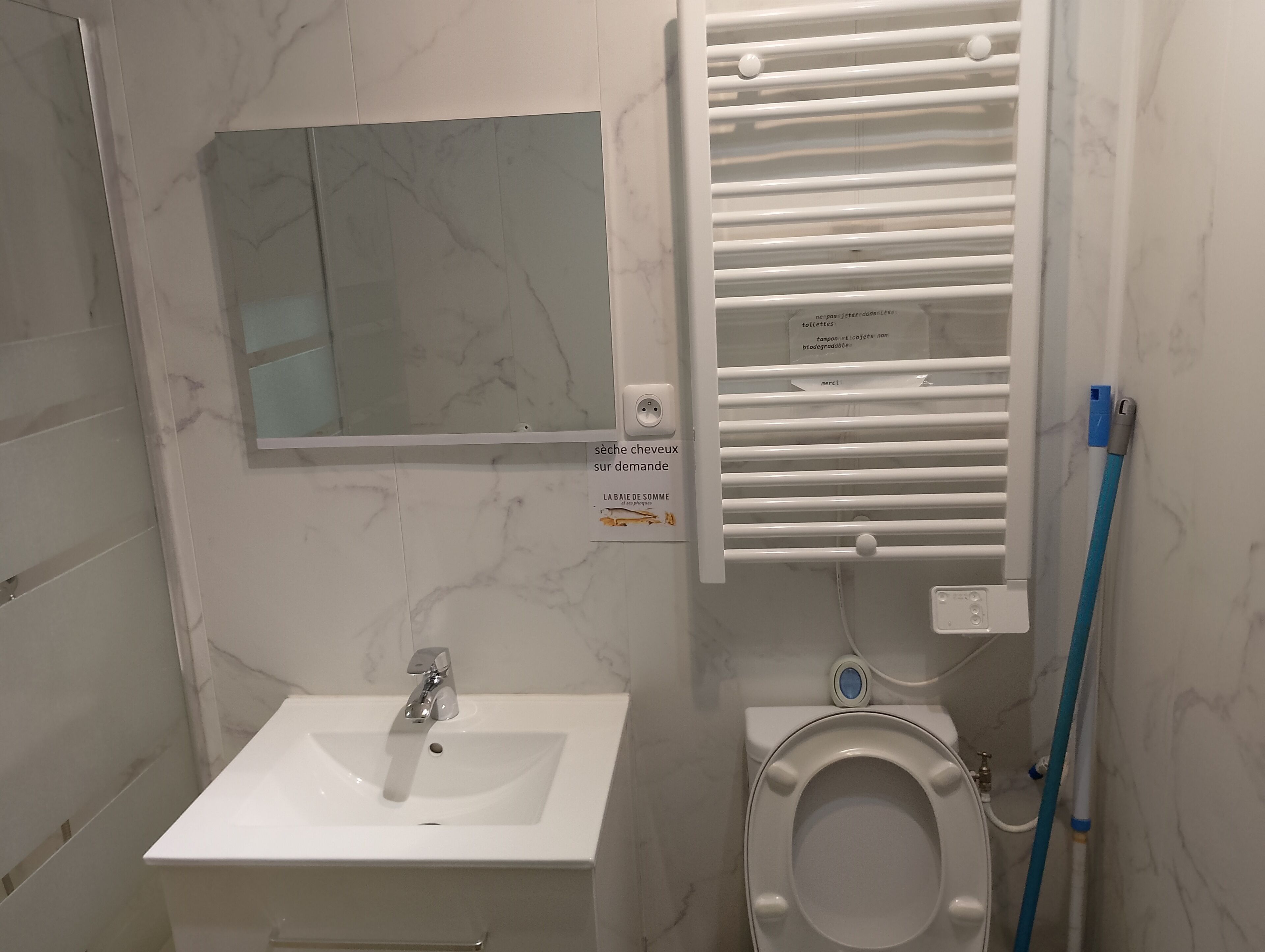 Ducha, secador de pelo, toallas, papel higiénico