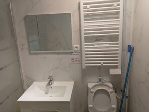 Een douche, een haardroger, handdoeken, toiletpapier