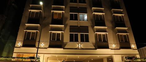 Fachada da propriedade à noite