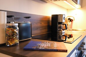 Réfrigérateur, four à micro-ondes, un four, surface de cuisson