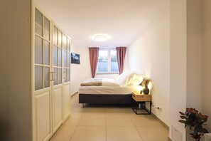 2 bedrooms, desk, iron/ironing board, travel crib - Perle der Wetterau - Parking - SmartTV - Kitchen (Butzbach)