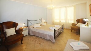 A bedroom with a bed, two chairs, a desk, and a chandelier. - Holiday Home Fragola, Capezzano Pianore (Camaiore)