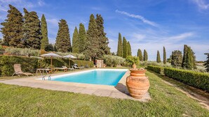 A swimming pool with lounge chairs and a pergola, surrounded by neatly trimmed hedges and tall trees. - Casa Paradiso With Wonderful Panorama (Capannori)