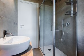 Dusche, Haartrockner, Handtücher