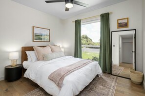 3 habitaciones, escritorio y tabla de planchar con plancha