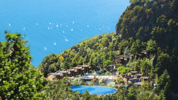 Ein Resort mit mehreren Gebäuden, einem Swimmingpool und Blick aufs Meer.