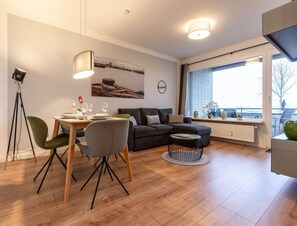 Living room - Ferienwohnung mit Balkon in Westerdeichstrich (Westerdeichstrich)