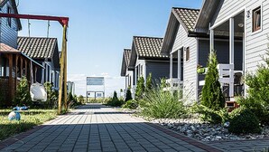 En række moderne, ensøjede huse med en belagt sti imellem.