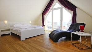 A bedroom with a bed, a desk, and a chair. - Reihenhaus in Plau am See mit Terrasse und Balkon (Plau am See)