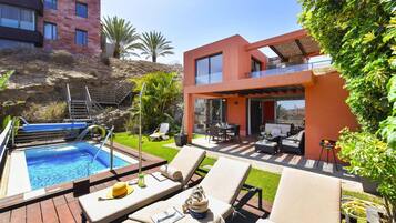 Casa | Alberca | Alberca techada y alberca al aire libre