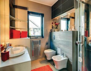 A modern bathroom with a large sink, bidet, and a glass shower enclosure. - Large Holiday Home by the Lake, Close to the sea (gmina Będzino)