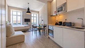 Eenvoudige studio | Privékitchenette | Een koelkast met diepvriezer, een microgolfoven, een oven, een kookplaat