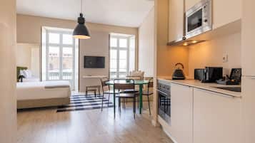 Studio | Coin cuisine privé | Grand réfrigérateur, micro-ondes, four, plaque de cuisson