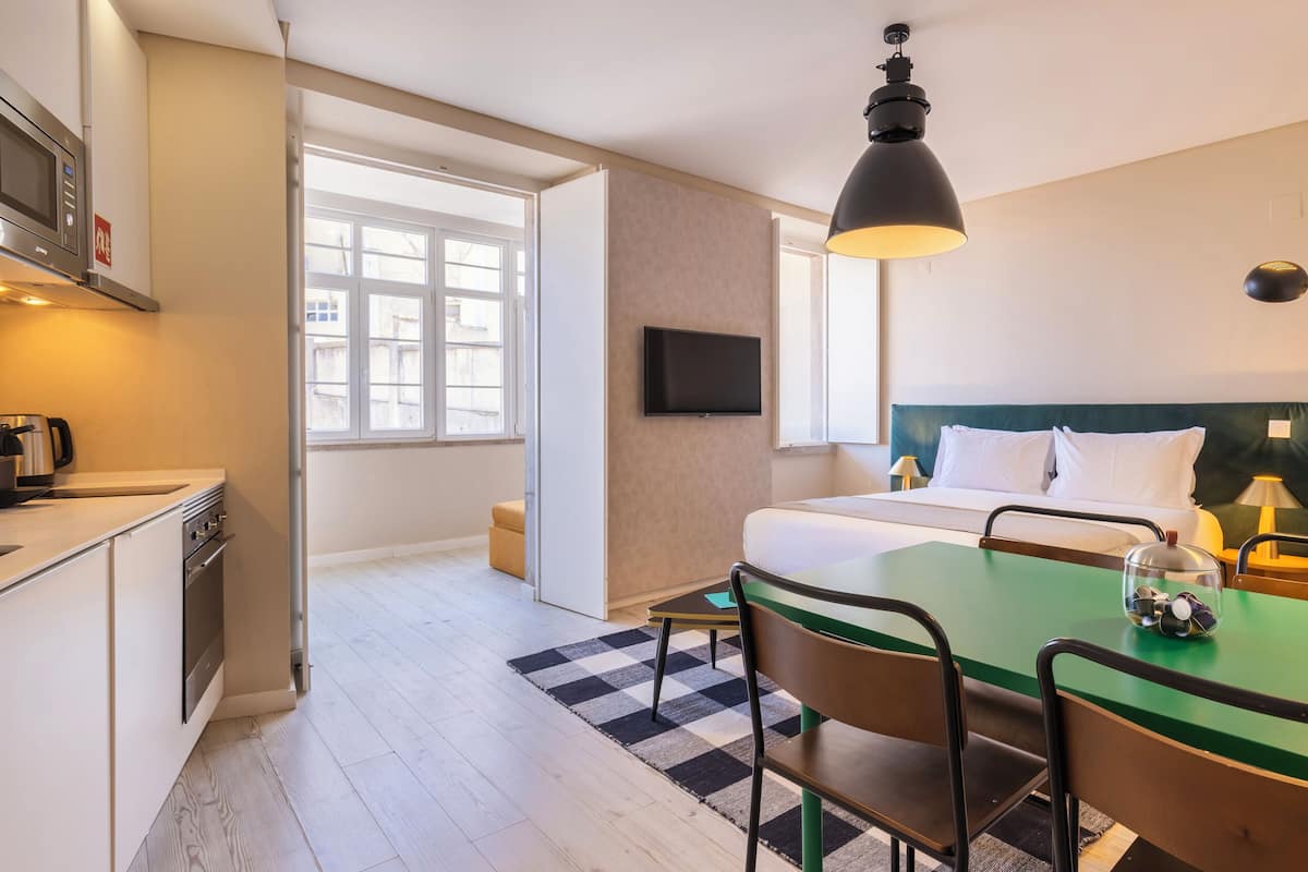 Basic Studio | In-room dining