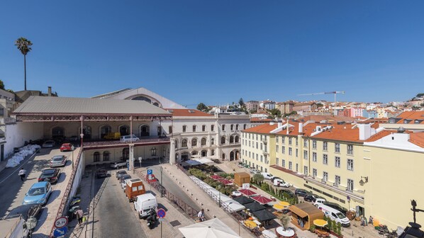 Un edificio histórico con un patio cubierto, rodeado de arquitectura europea tradicional.