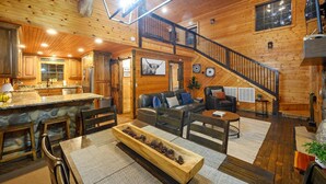Un interior de madera con cocina, comedor y sala de estar.