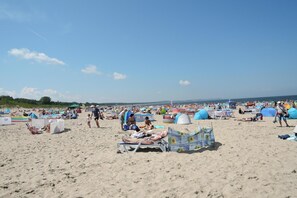 A crowded beach with numerous tents and beachgoers. - Holiday Home Near Baltic Sea Swinoujscie (Swinoujscie)