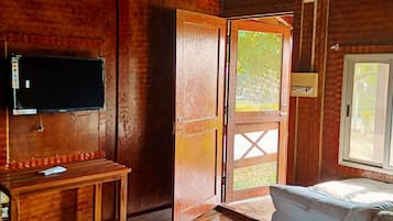1 bedroom, desk